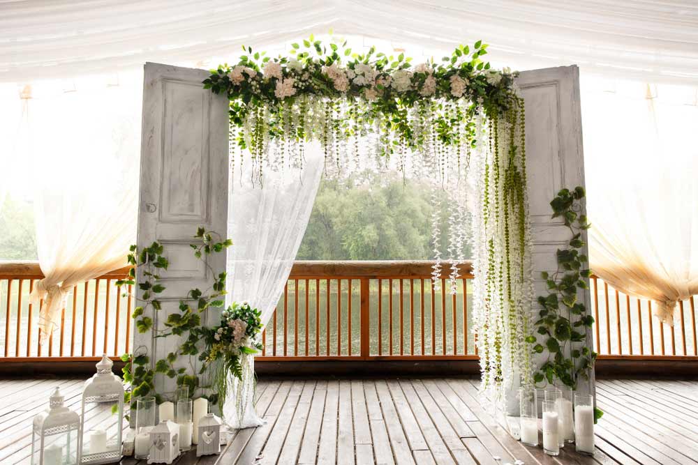 How to decorate a wedding arch