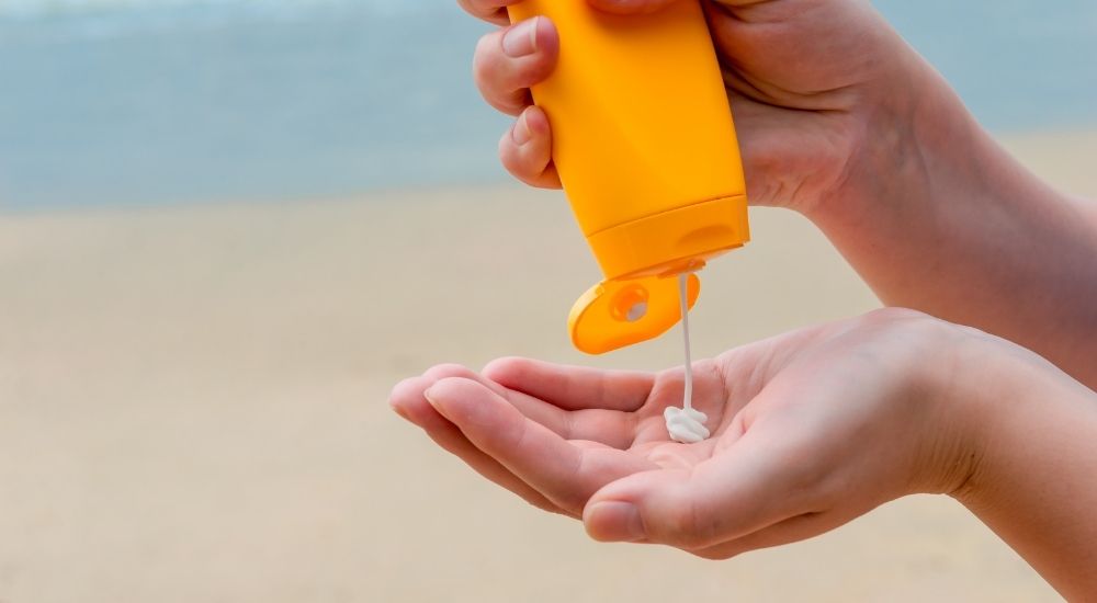 How to Get Sunscreen Smell Out of Clothes 4 Simple Methods